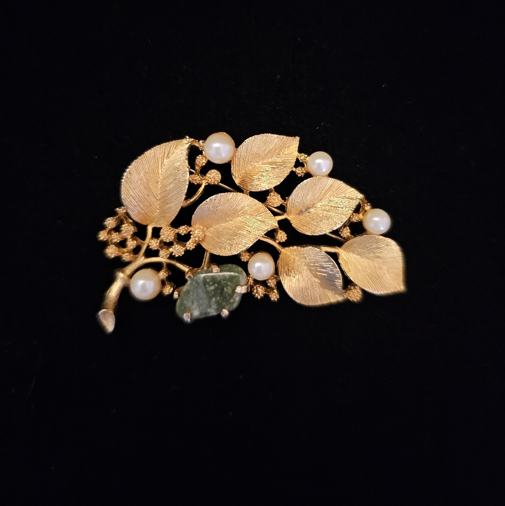 Vintage Lisner Gold Tone Leaf Brooch with Faux Pearls & Nephrite Jade Stone